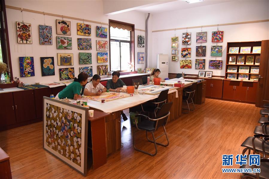 （走向我們的小康生活&middot;圖文互動(dòng)）（3）放下鋤頭拿畫筆&mdash;&mdash;山東青州農(nóng)民畫繪出美好新生活