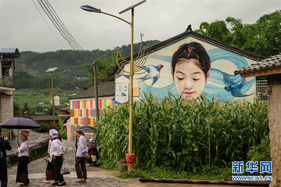 （決戰(zhàn)決勝脫貧攻堅(jiān)&middot;圖文互動(dòng)）（4）眼前的生活就是詩和遠(yuǎn)方&mdash;&mdash;藝術(shù)引領(lǐng)云南傣族山村蝶變