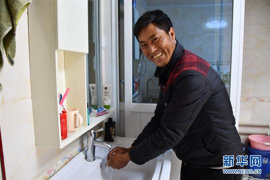 （鄉(xiāng)村振興&middot;圖文互動）（5）村里來了位&ldquo;掏糞書記&rdquo;