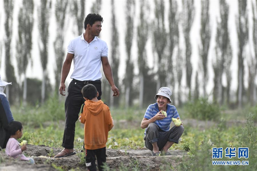 （決戰(zhàn)決勝脫貧攻堅(jiān)&middot;圖文互動(dòng)）（1）&ldquo;窮&rdquo;鄉(xiāng)富戶(hù)的販瓜生意經(jīng)