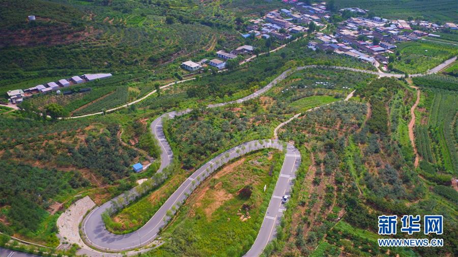 （新華全媒頭條&middot;走向我們的小康生活&middot;圖文互動(dòng)）（1）長(zhǎng)城腳下，小康村串成&ldquo;珍珠鏈&rdquo;