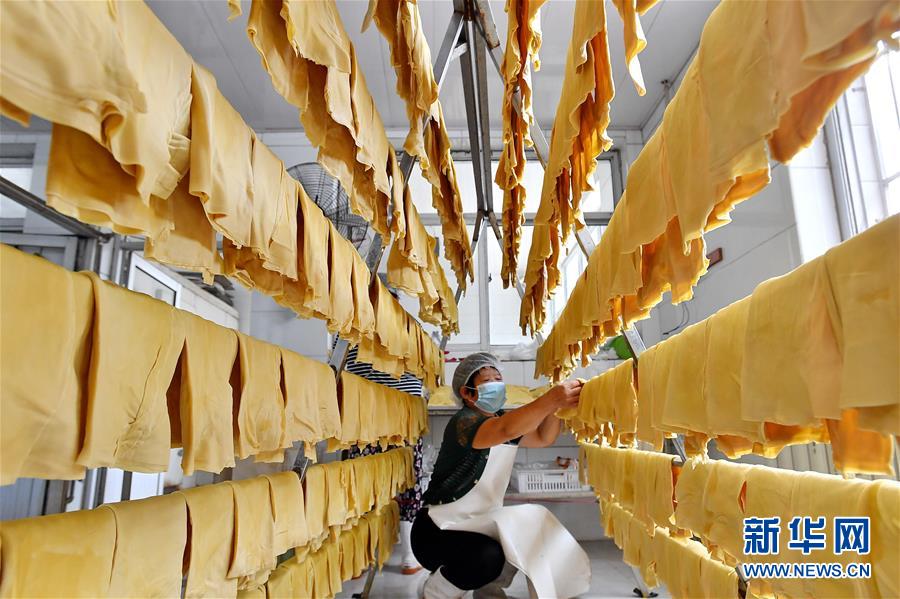 （新華全媒頭條&middot;走向我們的小康生活&middot;圖文互動(dòng)）（10）長(zhǎng)城腳下，小康村串成&ldquo;珍珠鏈&rdquo;