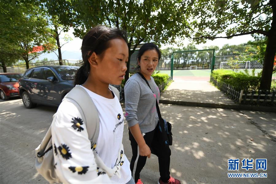 （熱點鮮報&middot;圖文互動）（1）為了大涼山的下一代，她奔赴在助學(xué)路上