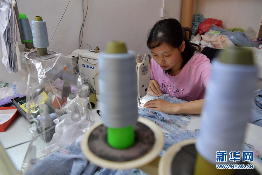 （走向我們的小康生活&middot;圖文互動）（2）&ldquo;一件衣裳&rdquo;，藏著脫貧致富新天地