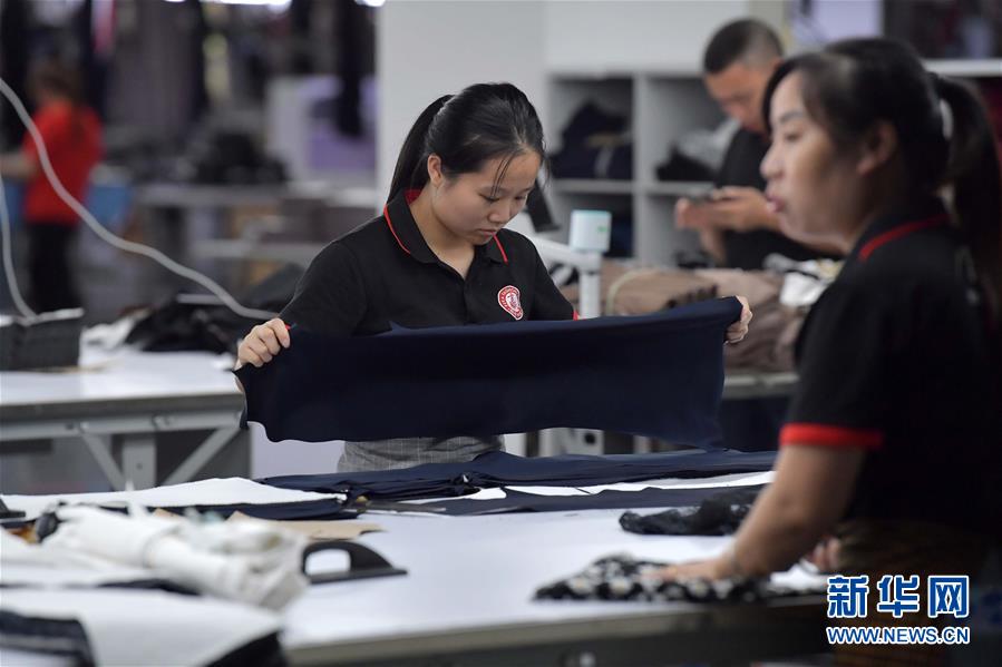 （走向我們的小康生活&middot;圖文互動）（3）&ldquo;一件衣裳&rdquo;，藏著脫貧致富新天地