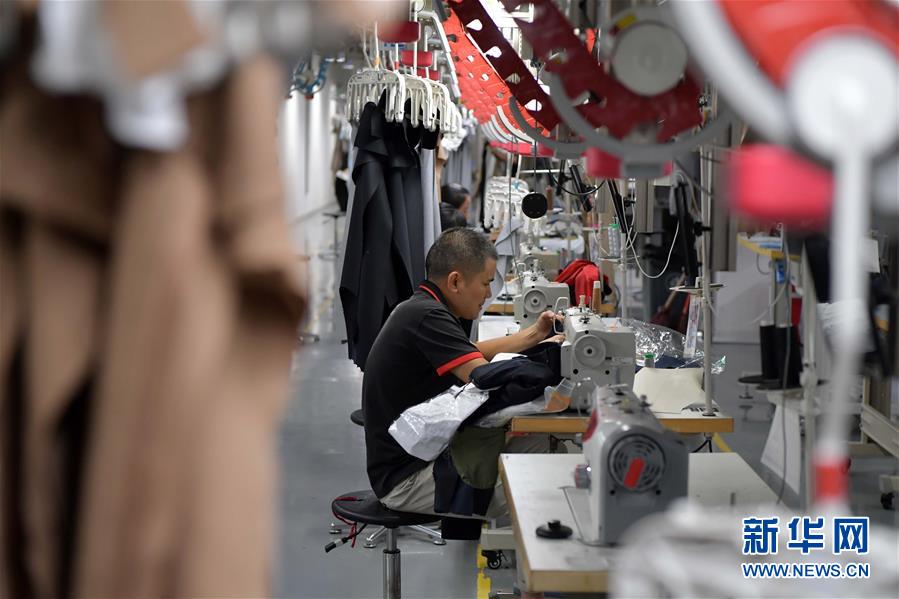 （走向我們的小康生活&middot;圖文互動）（4）&ldquo;一件衣裳&rdquo;，藏著脫貧致富新天地