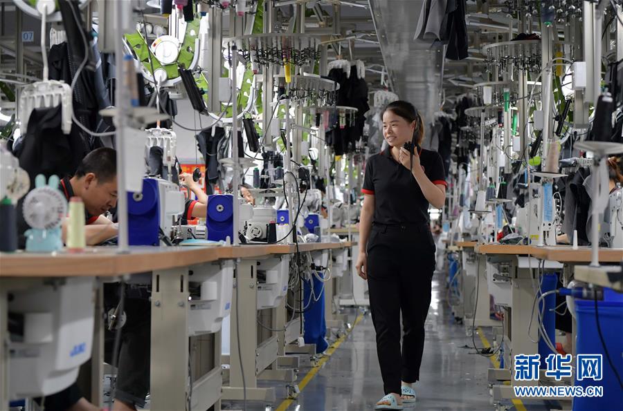 （走向我們的小康生活&middot;圖文互動）（5）&ldquo;一件衣裳&rdquo;，藏著脫貧致富新天地