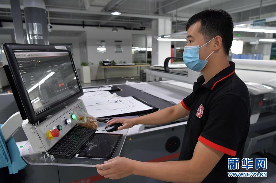 （走向我們的小康生活&middot;圖文互動）（6）&ldquo;一件衣裳&rdquo;，藏著脫貧致富新天地