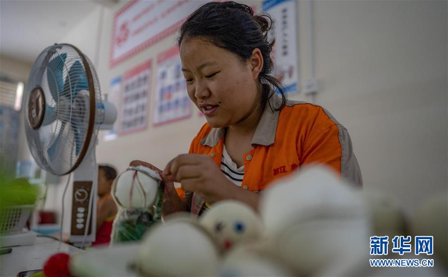 （新華全媒頭條&middot;決戰(zhàn)決勝脫貧攻堅(jiān)&middot;督戰(zhàn)未摘帽貧困縣&middot;圖文互動）（14）脫貧的歌聲&mdash;&mdash;云南直過民族和人口較少民族共入新時代