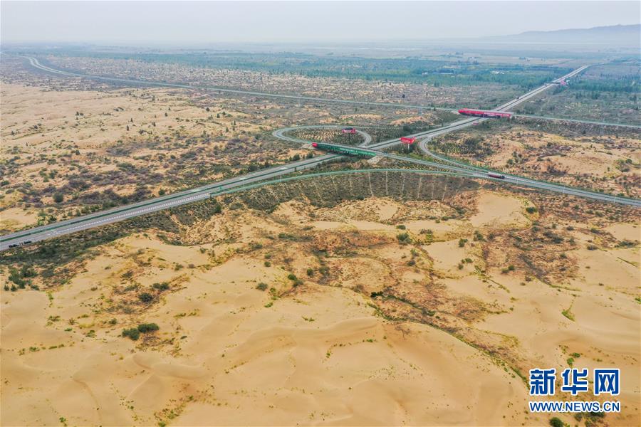 （在習(xí)近平新時(shí)代中國(guó)特色社會(huì)主義思想指引下&mdash;&mdash;新時(shí)代新作為新篇章&middot;習(xí)近平總書(shū)記關(guān)切事&middot;圖文互動(dòng)）（11）綠意，在黃沙中鋪展&mdash;&mdash;我國(guó)防沙治沙紀(jì)實(shí)