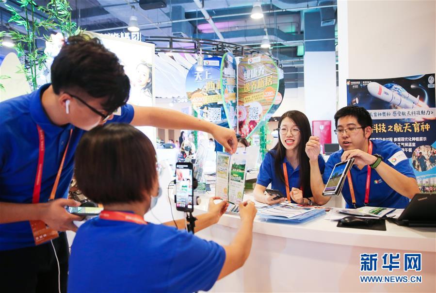 （新華全媒頭條&middot;圖文互動）（12）奮斗結(jié)碩果，再寫新篇章&mdash;&mdash;寫在共和國71周年華誕之際