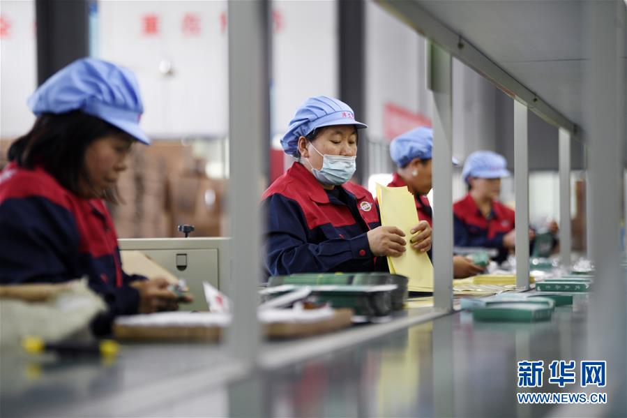 （在習(xí)近平新時代中國特色社會主義思想指引下&mdash;&mdash;新時代新作為新篇章&middot;習(xí)近平總書記關(guān)切事&middot;圖文互動）（1）&ldquo;綠色銀行&rdquo;發(fā)工資、&ldquo;股東&rdquo;分紅來敲門&hellip;&hellip;&mdash;&mdash;探索長效脫貧致富新機(jī)制見聞