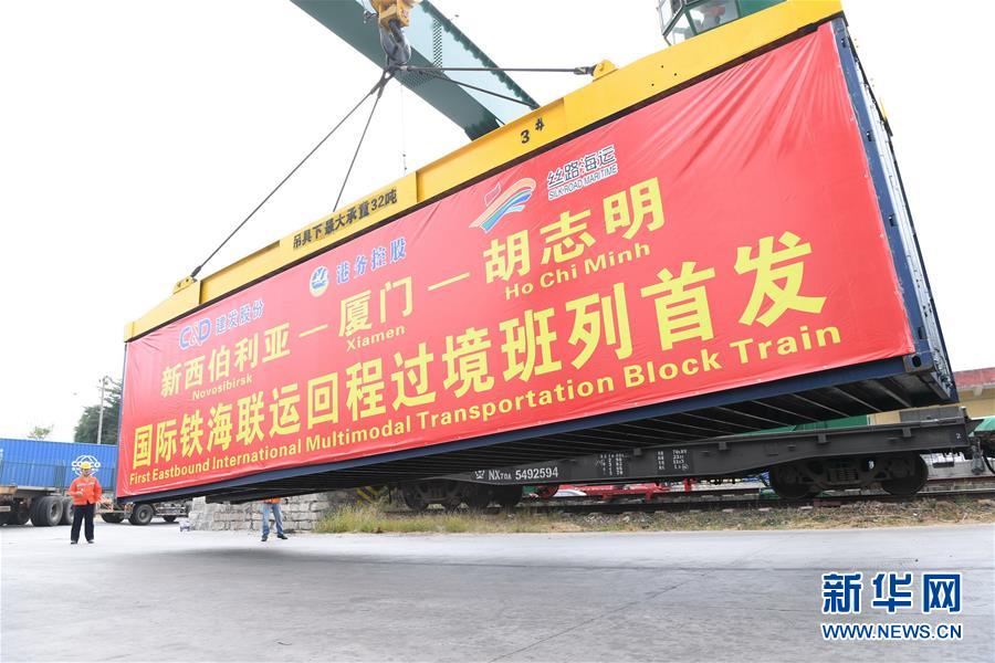 （在習近平新時代中國特色社會主義思想指引下&mdash;&mdash;新時代新作為新篇章&middot;習近平總書記關切事&middot;圖文互動）（6）我家大門常打開&mdash;&mdash;經(jīng)濟特區(qū)全方位對外開放故事