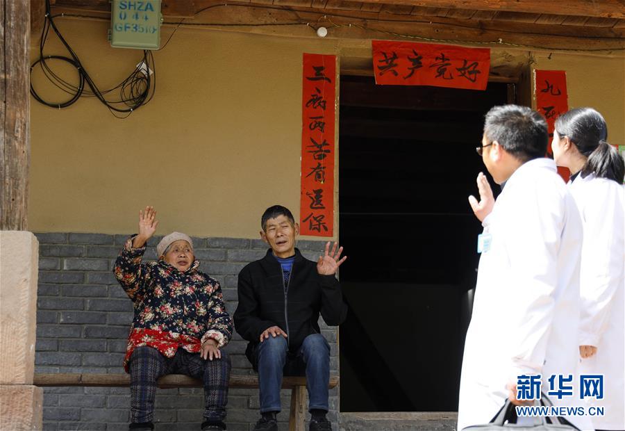 （習(xí)近平的小康故事&middot;新華網(wǎng)&middot;圖文互動(dòng)）（6）&ldquo;真正解決好基層群眾看病難、看病貴問題&rdquo;&mdash;&mdash;習(xí)近平和群眾健康的故事