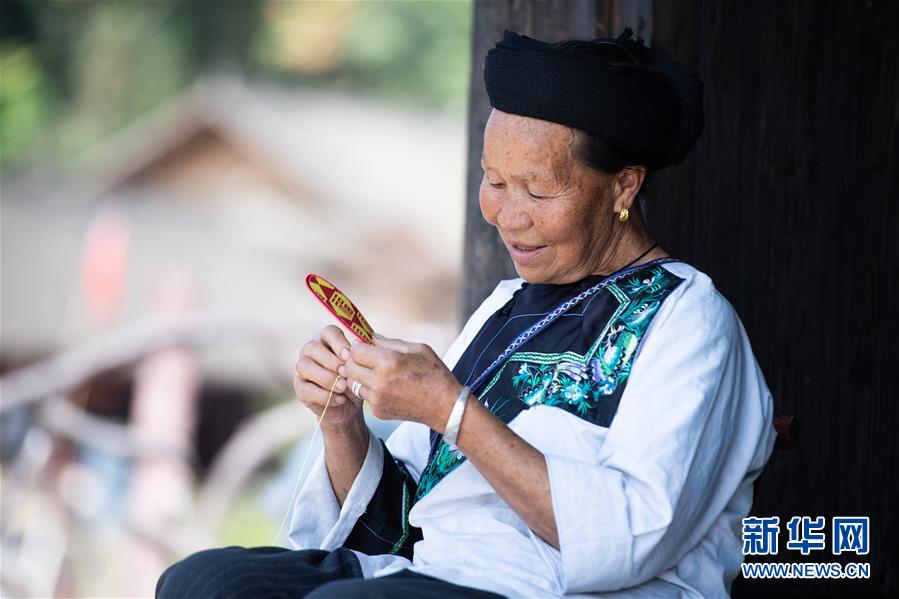 （習(xí)近平的小康故事&middot;新華網(wǎng)&middot;圖文互動(dòng)）（4）&ldquo;讓所有老年人都能有一個(gè)幸福美滿的晚年&rdquo;&mdash;&mdash;習(xí)近平和尊老養(yǎng)老的故事