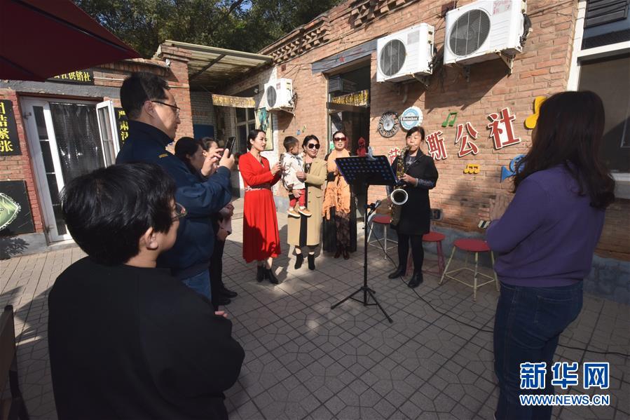 （全面建成小康社會(huì)&ldquo;百城千縣萬村調(diào)研行&rdquo;&middot;圖文互動(dòng)）（5）河北周窩：&ldquo;音樂小鎮(zhèn)&rdquo;奏響鄉(xiāng)村振興協(xié)奏曲