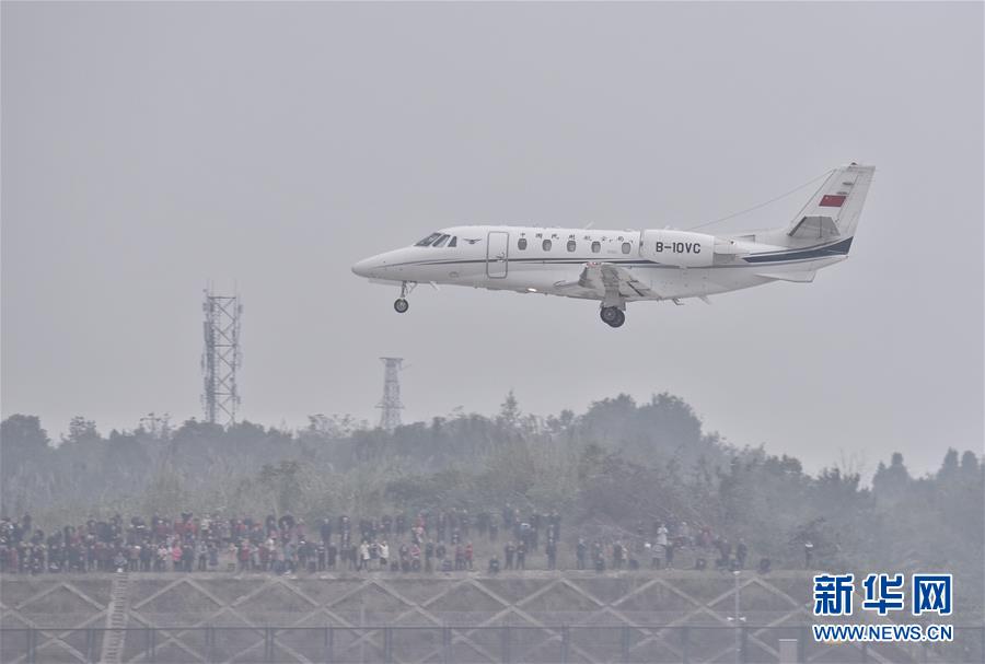 （經(jīng)濟(jì)）（2）成都天府國際機場開始校飛