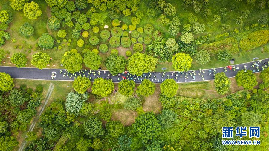 （新華全媒頭條&middot;圖文互動(dòng)）（17）歷史交匯點(diǎn)上的宏偉藍(lán)圖&mdash;&mdash;《中共中央關(guān)于制定國民經(jīng)濟(jì)和社會(huì)發(fā)展第十四個(gè)五年規(guī)劃和二〇三五年遠(yuǎn)景目標(biāo)的建議》誕生記