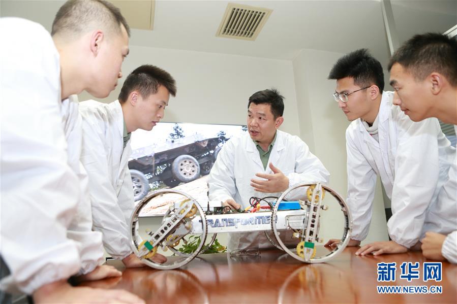 （在習(xí)近平強(qiáng)軍思想指引下&middot;我們?cè)趹?zhàn)位報(bào)告&middot;圖文互動(dòng)）（4）向著未來(lái)戰(zhàn)場(chǎng)沖鋒&mdash;&mdash;國(guó)防科技大學(xué)科研創(chuàng)新記事