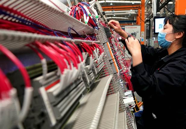 4月21日，在位于河南省許昌市的許繼電氣股份有限公司內(nèi)，工作人員在生產(chǎn)線上作業(yè)。新華社記者李安攝