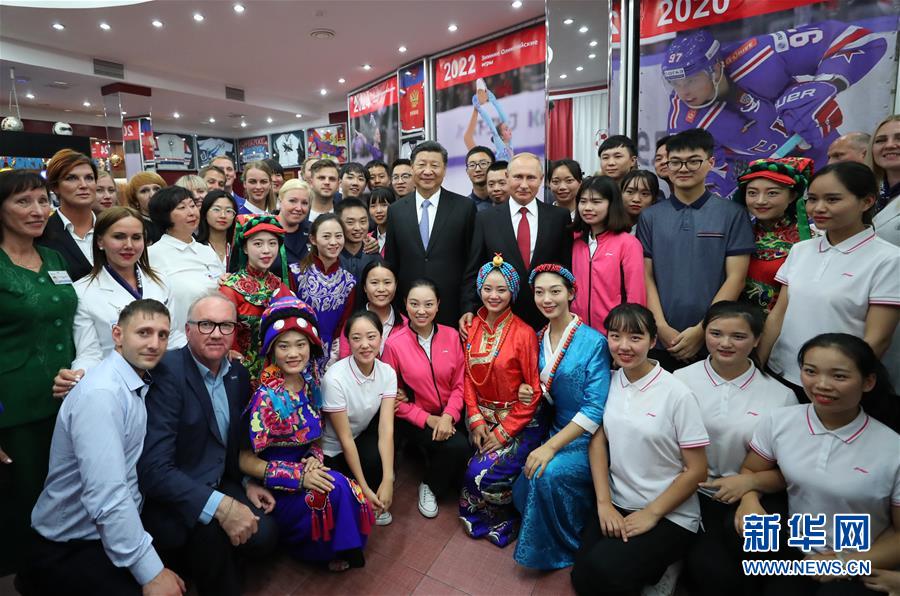 （時(shí)政）習(xí)近平和俄羅斯總統(tǒng)普京共同訪問(wèn)&ldquo;海洋&rdquo;全俄兒童中心