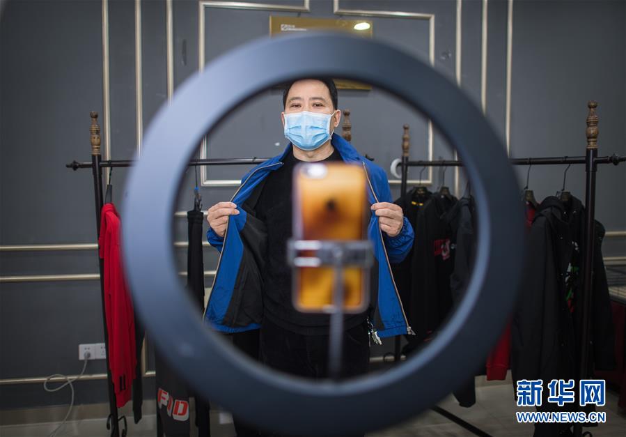 (在習(xí)近平新時(shí)代中國(guó)特色社會(huì)主義思想指引下——新時(shí)代新作為新篇章·習(xí)近平總書記關(guān)切事·圖文互動(dòng))(3)化“危”為“機(jī)” 念好“新”字訣——各地產(chǎn)業(yè)發(fā)展“新”動(dòng)向掃描