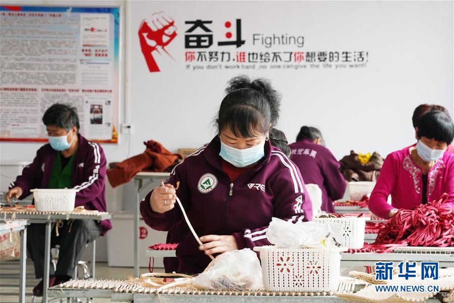 (在習(xí)近平新時(shí)代中國特色社會(huì)主義思想指引下——新時(shí)代新作為新篇章·習(xí)近平總書記關(guān)切事·圖文互動(dòng))(6)讓貧困勞動(dòng)力端穩(wěn)就業(yè)的“飯碗”——各地就業(yè)扶貧不松勁鞏固脫貧成果