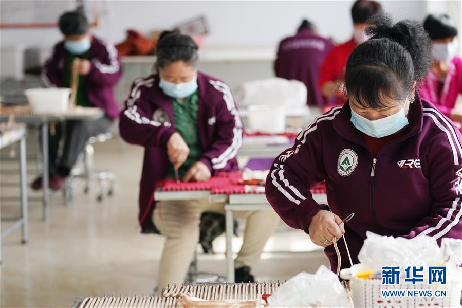 (在習(xí)近平新時(shí)代中國特色社會(huì)主義思想指引下——新時(shí)代新作為新篇章·習(xí)近平總書記關(guān)切事·圖文互動(dòng))(4)讓貧困勞動(dòng)力端穩(wěn)就業(yè)的“飯碗”——各地就業(yè)扶貧不松勁鞏固脫貧成果