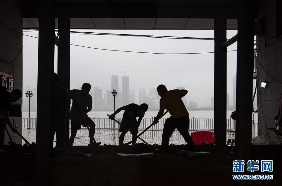 （在習(xí)近平新時(shí)代中國特色社會(huì)主義思想指引下&mdash;&mdash;新時(shí)代新作為新篇章&middot;習(xí)近平總書記關(guān)切事&middot;圖文互動(dòng)）（3）戰(zhàn)疫魔,斗洪魔&mdash;&mdash;湖北全力應(yīng)對防疫、防汛疊加&ldquo;雙考&rdquo;