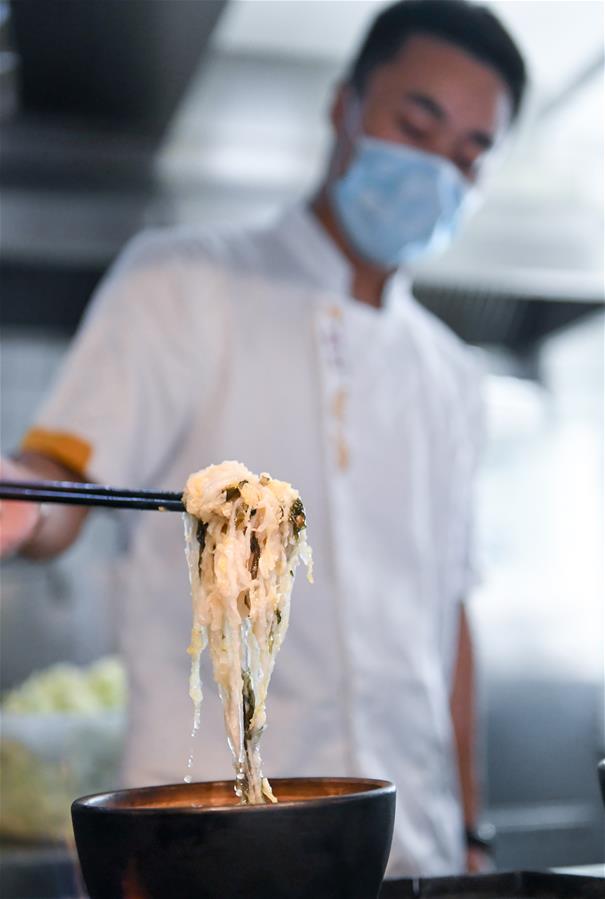 （在習(xí)近平新時代中國特色社會主義思想指引下&mdash;&mdash;新時代新作為新篇章&middot;習(xí)近平總書記關(guān)切事&middot;圖文互動）（1）讓&ldquo;舌尖上的節(jié)約&rdquo;成為習(xí)慣&mdash;&mdash;全社會營造浪費可恥、節(jié)約為榮的氛圍掃描