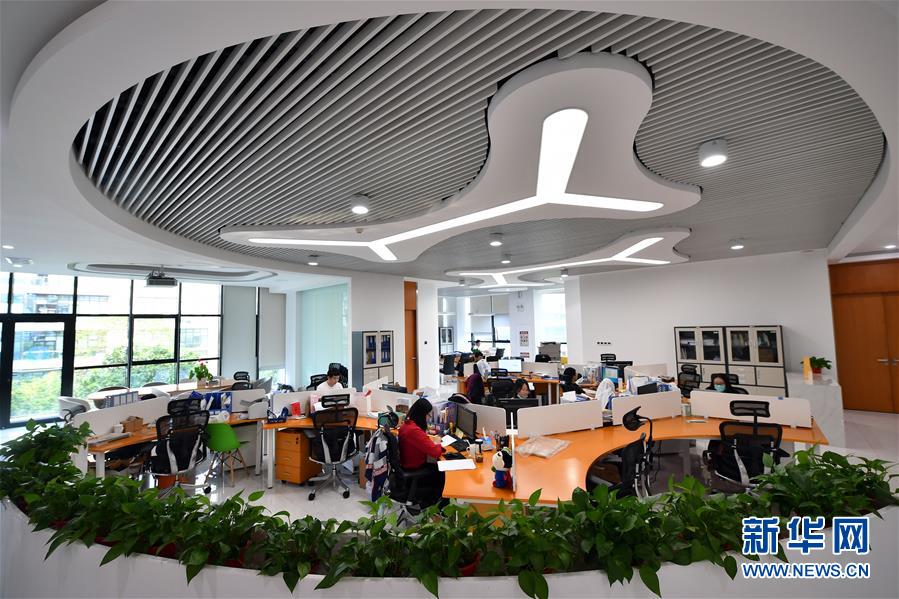 （在習(xí)近平新時(shí)代中國特色社會主義思想指引下&mdash;&mdash;新時(shí)代新作為新篇章&middot;習(xí)近平總書記關(guān)切事&middot;圖文互動）（4）我家大門常打開&mdash;&mdash;經(jīng)濟(jì)特區(qū)全方位對外開放故事