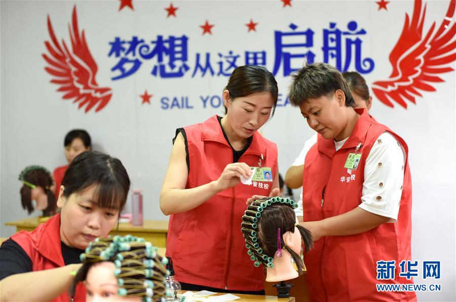 (習(xí)近平的小康故事·新華視界·圖文互動(dòng))(8)“讓每個(gè)人都有人生出彩的機(jī)會(huì)”——習(xí)近平和人民教育的故事