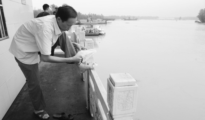 小身板有大力量，拖著腳傷跑新聞