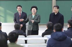 劉延?xùn)|考察中央民族大學