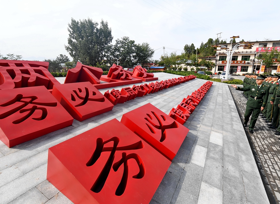 全面從嚴(yán)治黨，以更高能力和水平引領(lǐng)新時(shí)代