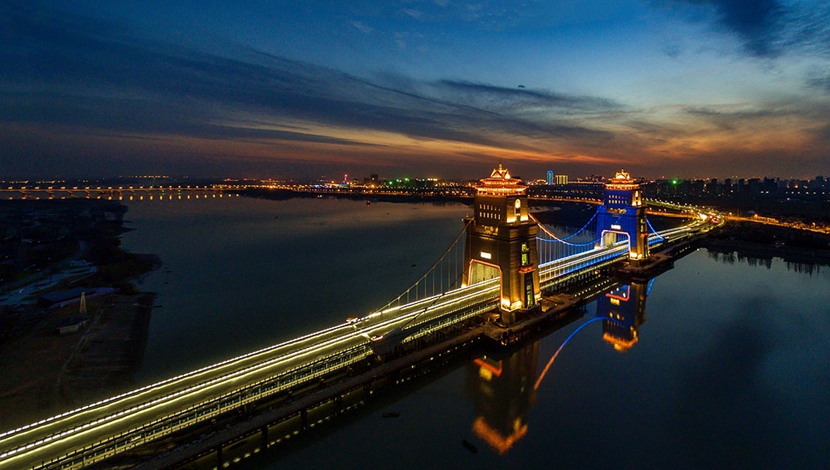 新華網(wǎng)無人機(jī)&ldquo;飛閱&rdquo;長江