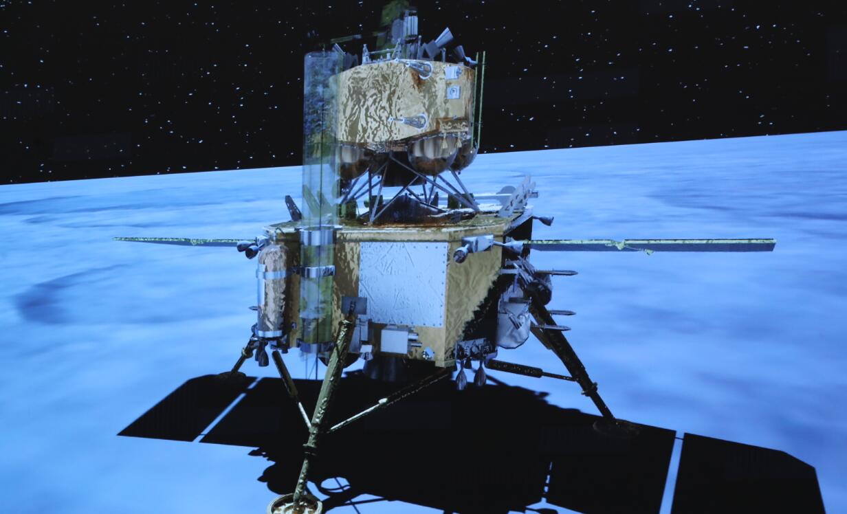 嫦娥五號探測器實(shí)施動(dòng)力下降并成功著陸