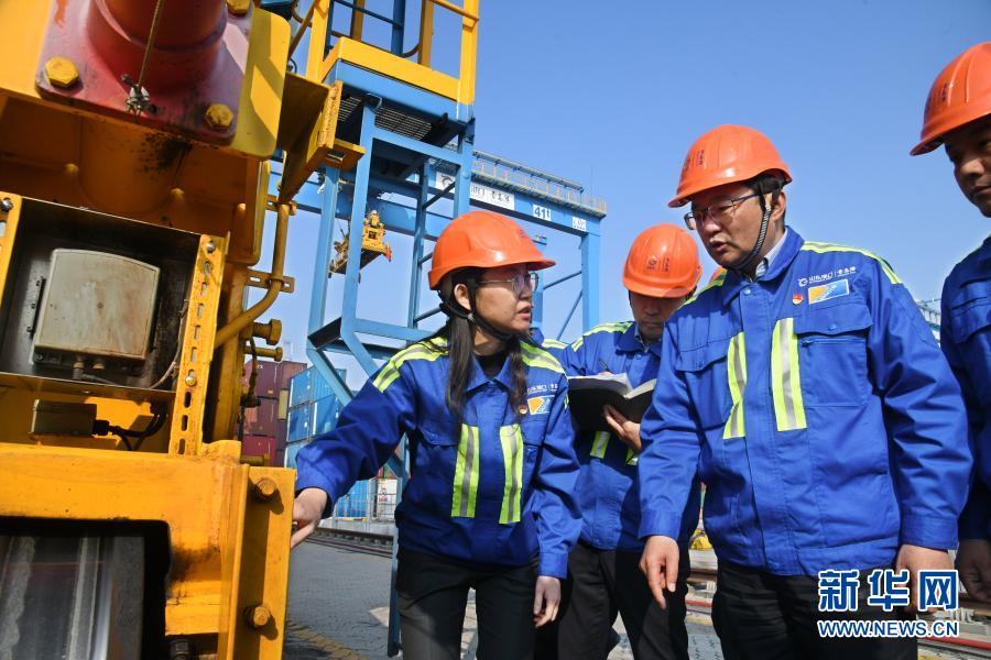 中國智慧港口的&ldquo;拓荒人&rdquo;&mdash;&mdash;記山東港口青島港連鋼創(chuàng)新團(tuán)隊(duì)