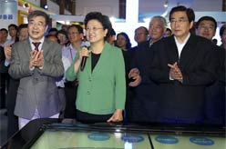 劉延?xùn)|、郭金龍參加2016年全國(guó)科技活動(dòng)周活動(dòng)