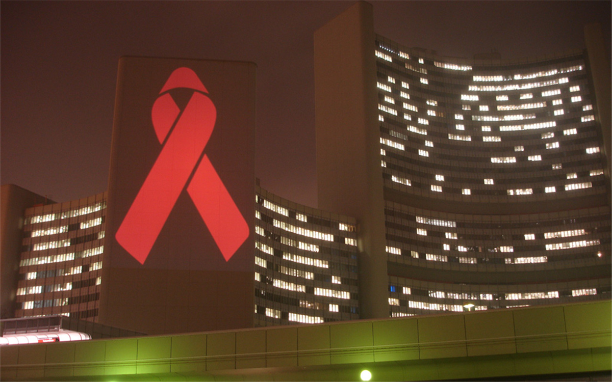 在世界艾滋病日，聯(lián)合國(guó)總部大樓點(diǎn)亮紅絲帶標(biāo)志