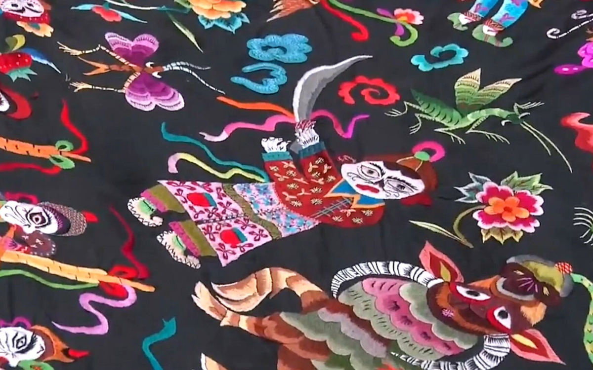 苗繡繡品慢慢得到市場(chǎng)認(rèn)可，回鄉(xiāng)的繡娘逐漸多了起來(lái)