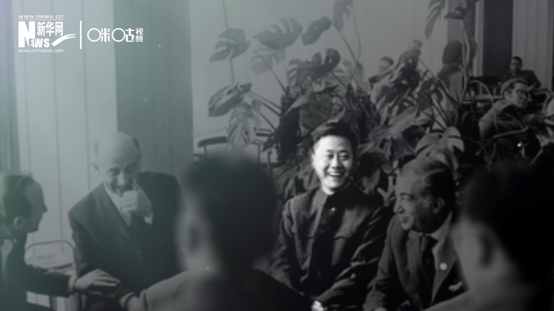 照片里的這個人是高梁，原新華社國際部記者。原本作為代表團隨行記者的他接到通知，由他帶領一支先遣小組先行去紐約。