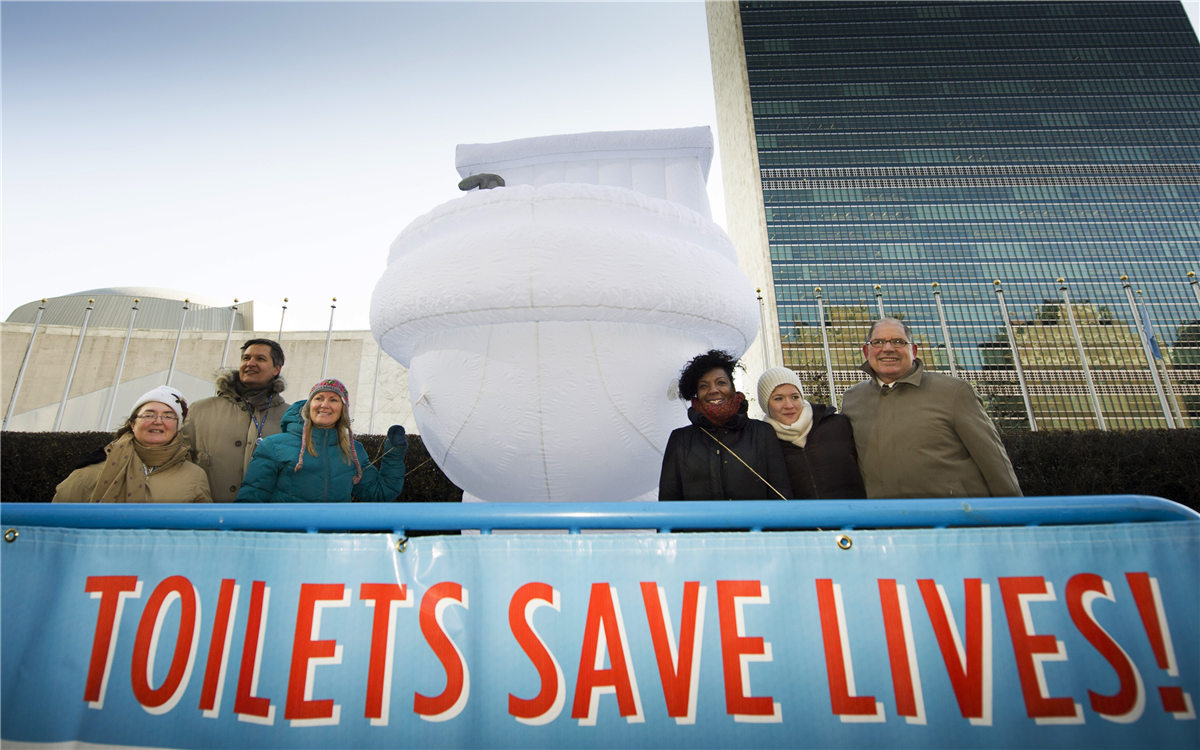&ldquo;世界廁所日&rdquo;，聯(lián)合國總部大樓前的口號條幅