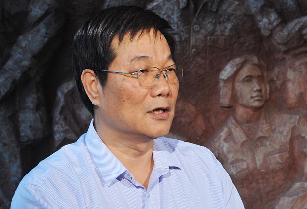 我們把黨的政治優(yōu)勢和現(xiàn)代企業(yè)制度優(yōu)勢結(jié)合起來，建立完善決策、執(zhí)行、監(jiān)督三個體系。