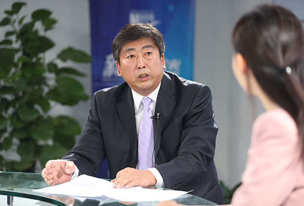 具體落在實處就是把方向，管大局，保落實