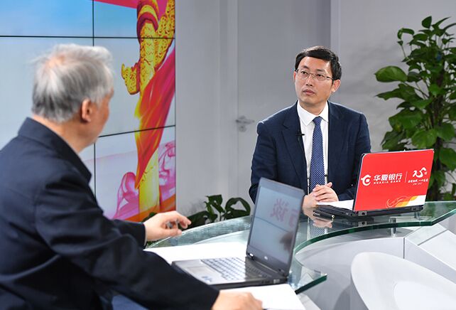 您再給我們梳理一下，黨章中有關(guān)&ldquo;基本路線&rdquo;的修改情況。