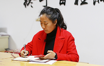 回鄉(xiāng)，立志改變家鄉(xiāng)落后面貌