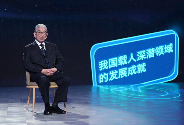 抱著要建造先進的海軍裝備保家衛(wèi)國的心愿，考入了交通大學(xué)造船系