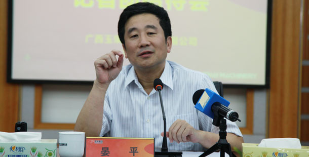 玉柴集團公司董事局主席晏平&mdash;&mdash;大家可能不一定認識我，但是大家一定坐過裝配玉柴發(fā)動機的客車、公交車，因為玉柴發(fā)動機裝配在全國超過60%的客車、公交車上。玉柴發(fā)動機能夠陪伴大家上班、回家、逛街，我很自豪。我們將繼續(xù)制造更多更好的綠色產(chǎn)品，造福社會和百姓。