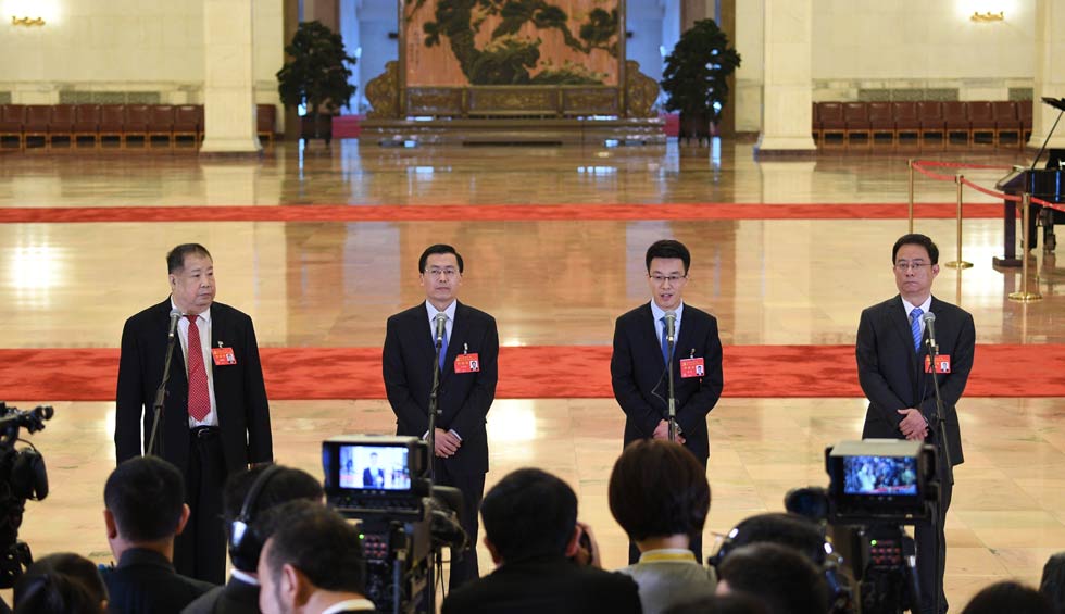 凌解放、王立平、徐川、黃一兵接受采訪